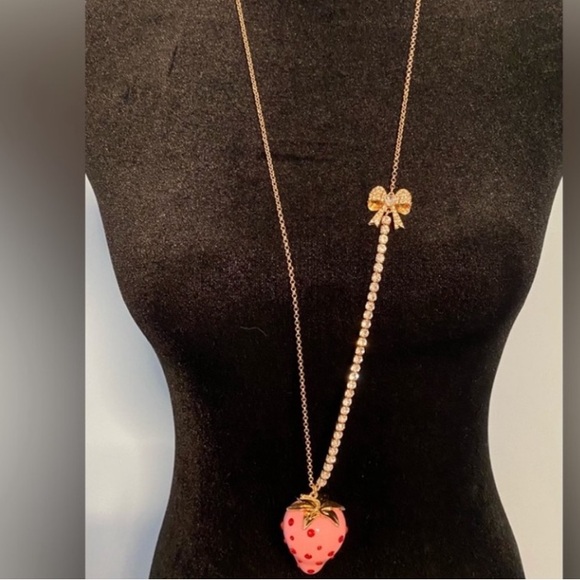 Betsey Johnson Strawberry Resin Bow Necklace Pendant - Picture 5 of 6
